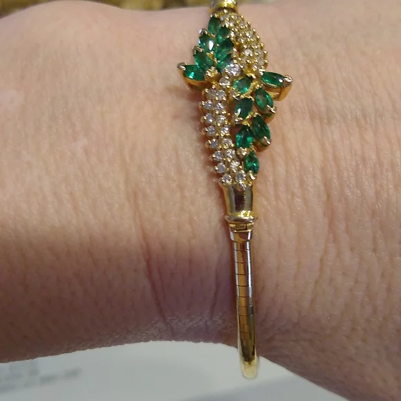 Emerald and diamond Omega bracelet, 14k yellow gold - Picture 3 of 13
